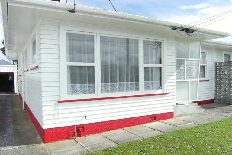 Photo of property in 55 Queenwood Road, Levin, 5510