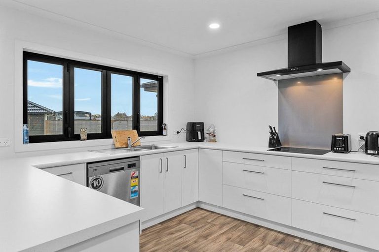 Photo of property in 1 Molesworth Street, Carterton, 5713