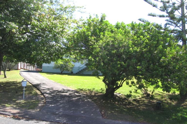 Photo of property in 5 Tahu Crescent, Sunnynook, Auckland, 0620