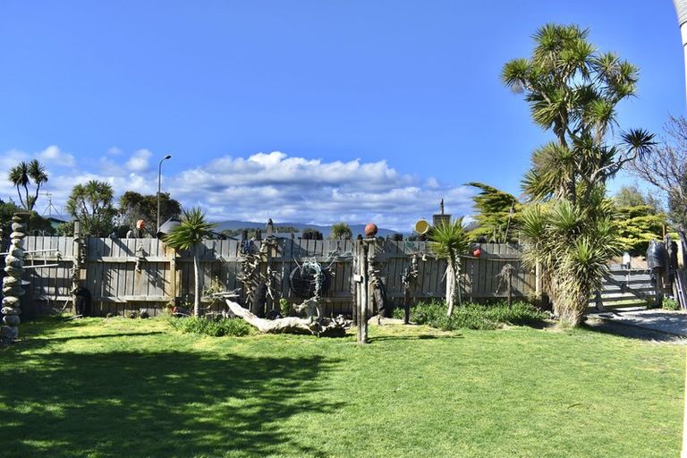 Photo of property in 4 Mavis Avenue, Waikawa Beach, Levin, 5573
