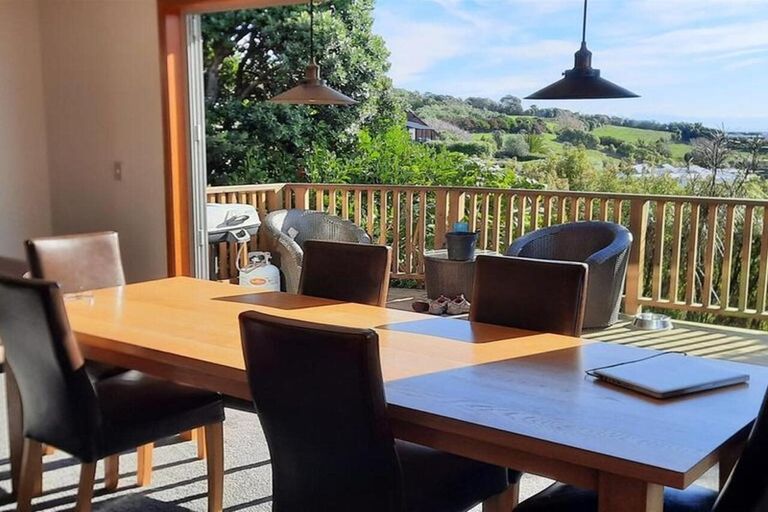 Photo of property in 121 Moncks Spur Road, Redcliffs, Christchurch, 8081