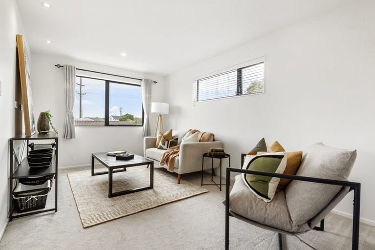 Photo of property in 49a Meadowood Drive, Unsworth Heights, Auckland, 0632