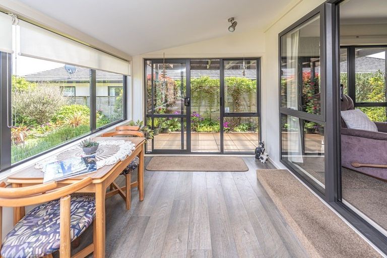 Photo of property in Caversham Park, 2/33 Caversham Road, Westmere, Whanganui, 4501