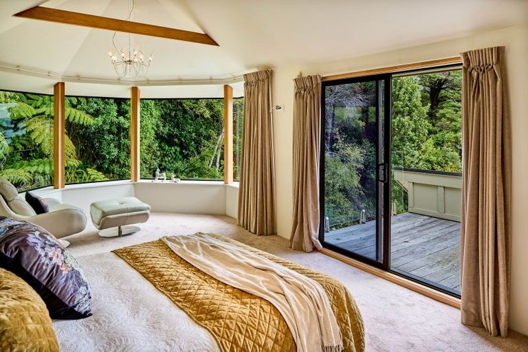 Photo of property in 9 Whiorau Grove, Lowry Bay, Lower Hutt, 5013