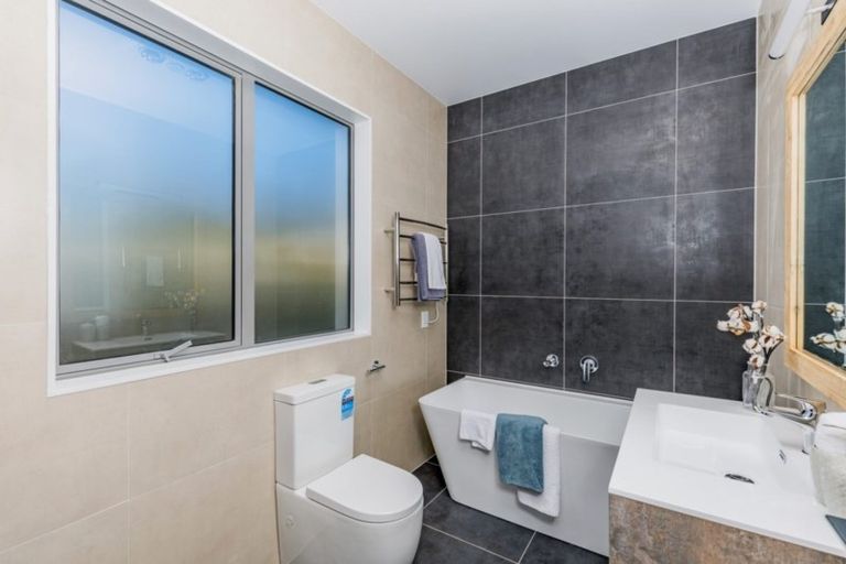 Photo of property in 8 Moemoea Avenue, Kumeu, 0810