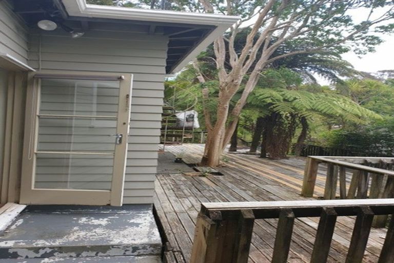 Photo of property in 16 De Val Drive, Titirangi, Auckland, 0604