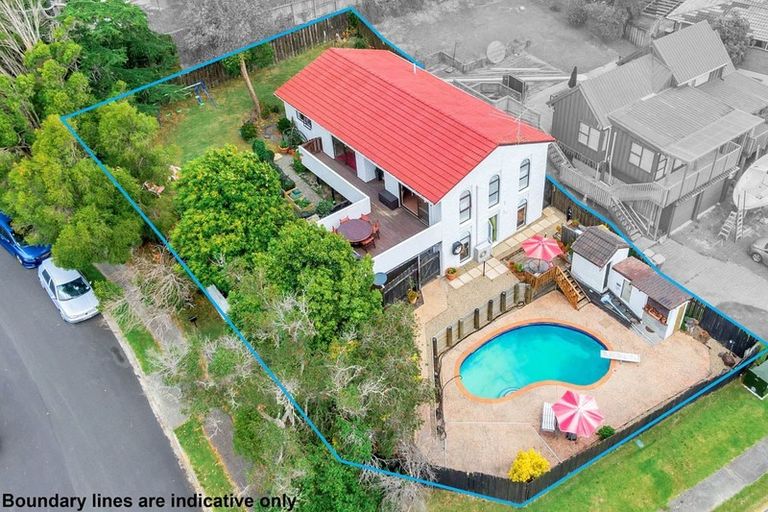 Photo of property in 2 Hollyhock Place, Browns Bay, Auckland, 0630