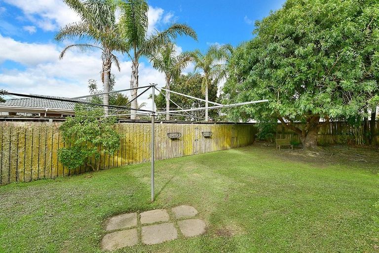 Photo of property in 20 Walton Street, Red Beach, 0932