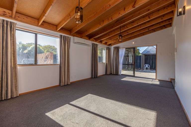 Photo of property in 2a Wainoni Road, Wainoni, Christchurch, 8061