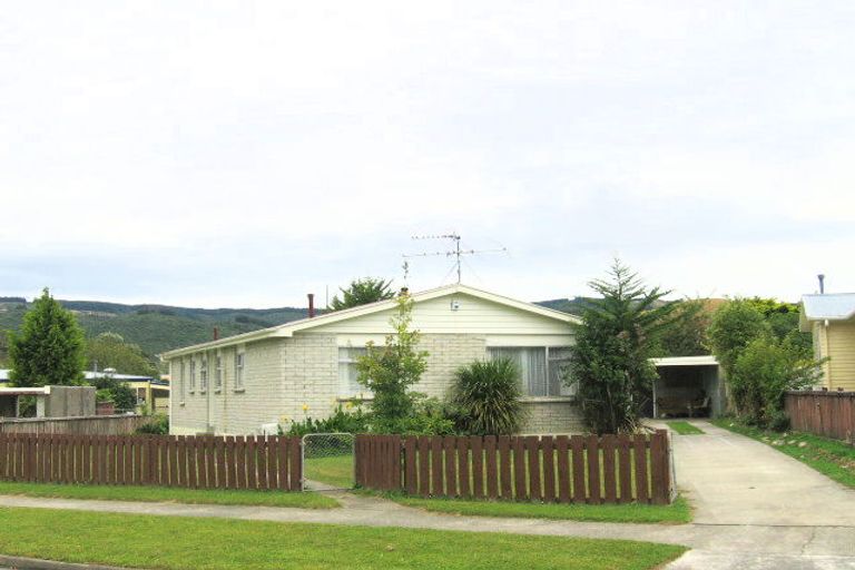 Photo of property in 16 Edelweiss Grove, Timberlea, Upper Hutt, 5018