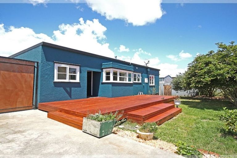 Photo of property in 42 Mckenzie Street, Levin, 5510