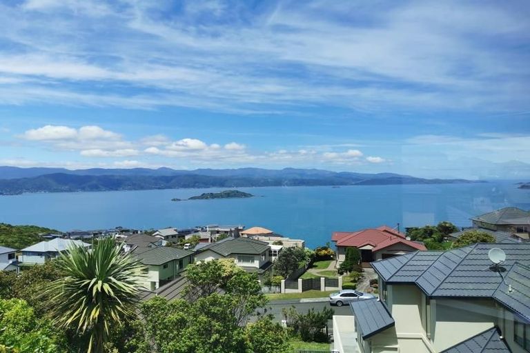 Photo of property in 41 Dress Circle, Newlands, Wellington, 6037