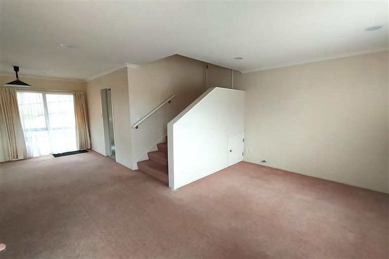 Photo of property in 11 Woodridge Avenue, Northcross, Auckland, 0630