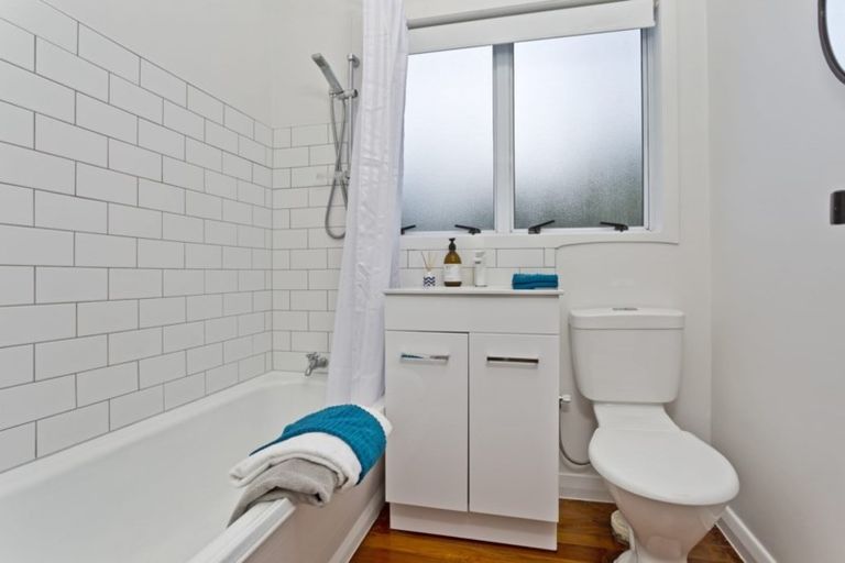 Photo of property in 1/91 Queen Street, Northcote Point, Auckland, 0627