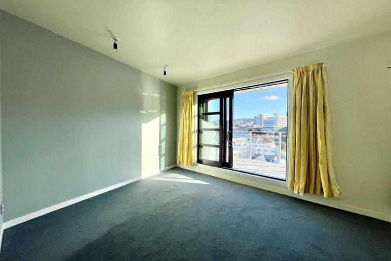 Photo of property in Endeavour Apartments, 2/125 Thorndon Quay, Pipitea, Wellington, 6011
