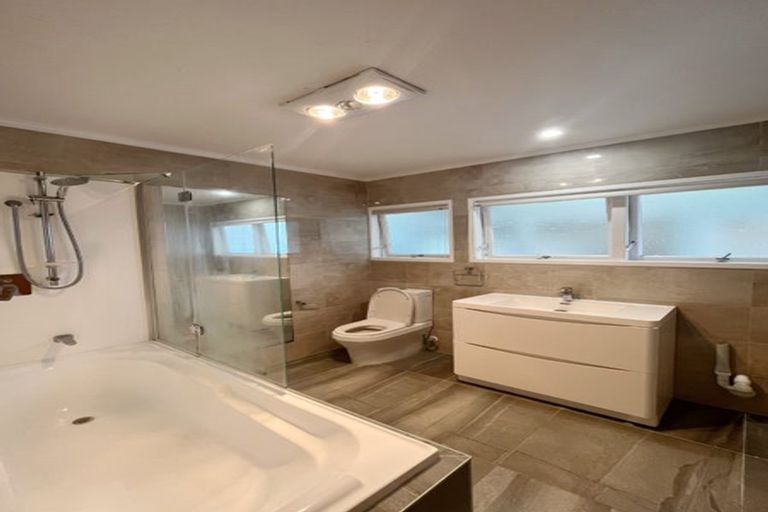 Photo of property in 12 Holdaway Avenue, Northcote, Auckland, 0627