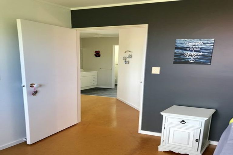 Photo of property in 2 Dudley Crescent, Cable Bay, 0420