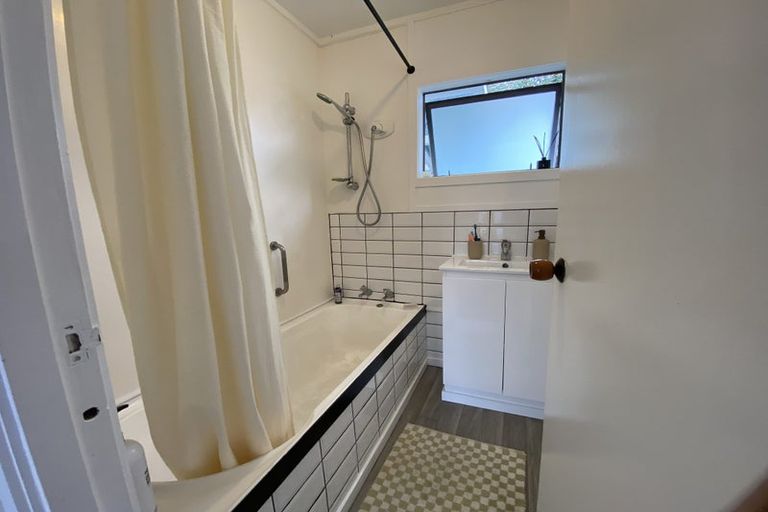 Photo of property in 1/38 Aeroview Drive, Beach Haven, Auckland, 0626