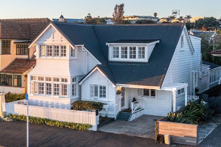 Photo of property in 10 Queens Parade, Devonport, Auckland, 0624