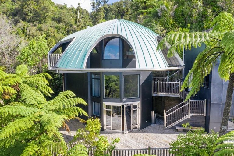 Photo of property in 440 Scenic Drive, Waiatarua, Auckland, 0612