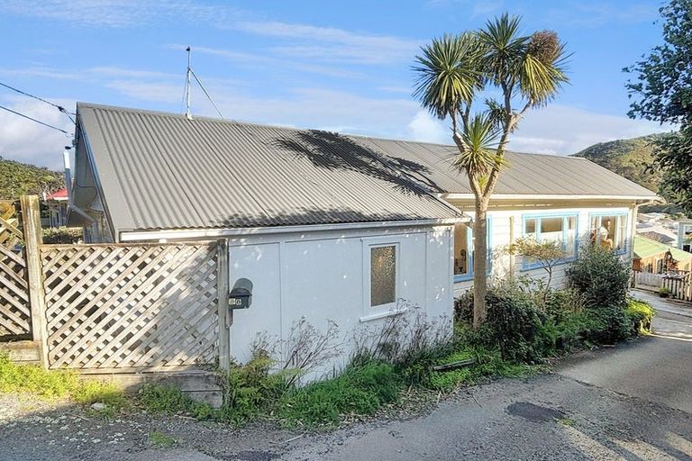 Photo of property in 8 Melbourne Road, Island Bay, Wellington, 6023