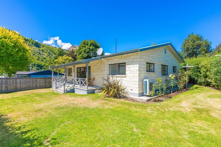 Photo of property in 22 Devon Street, Arrowtown, 9302
