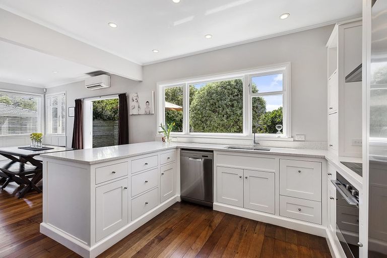 Photo of property in 23 Lucknow Terrace, Khandallah, Wellington, 6035