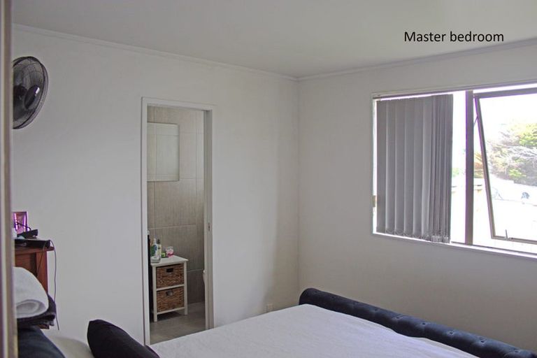 Photo of property in 7 Halloran Place, Massey, Auckland, 0614
