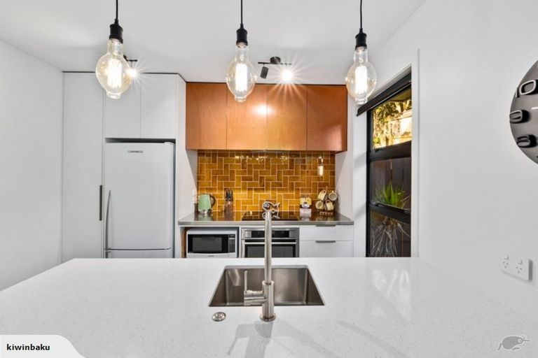 Photo of property in 14 Hamblyn Street, Strandon, New Plymouth, 4312