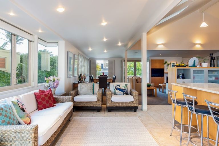 Photo of property in 27 Ocean View Road, Milford, Auckland, 0620