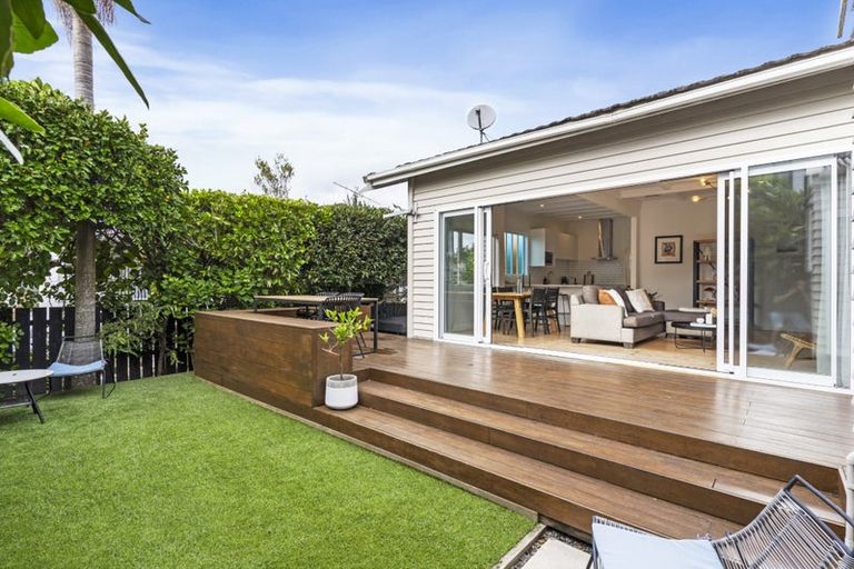 Photo of property in 2 Wernham Place, Northcote, Auckland, 0626