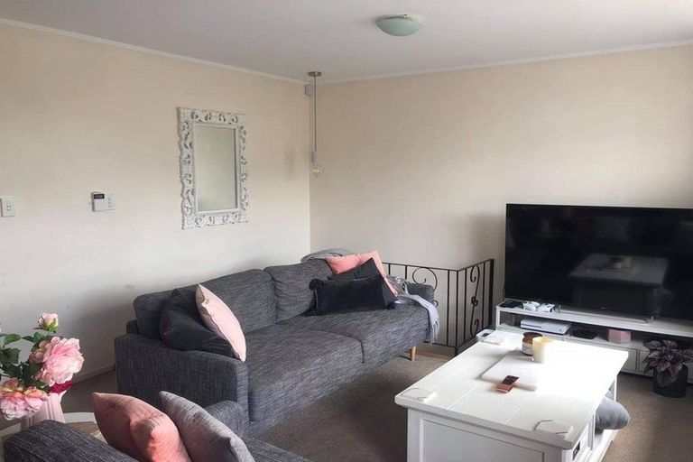 Photo of property in 3/84 Pupuke Road, Hillcrest, Auckland, 0627