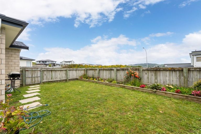 Photo of property in 77 Grenada Drive, Grenada Village, Wellington, 6037