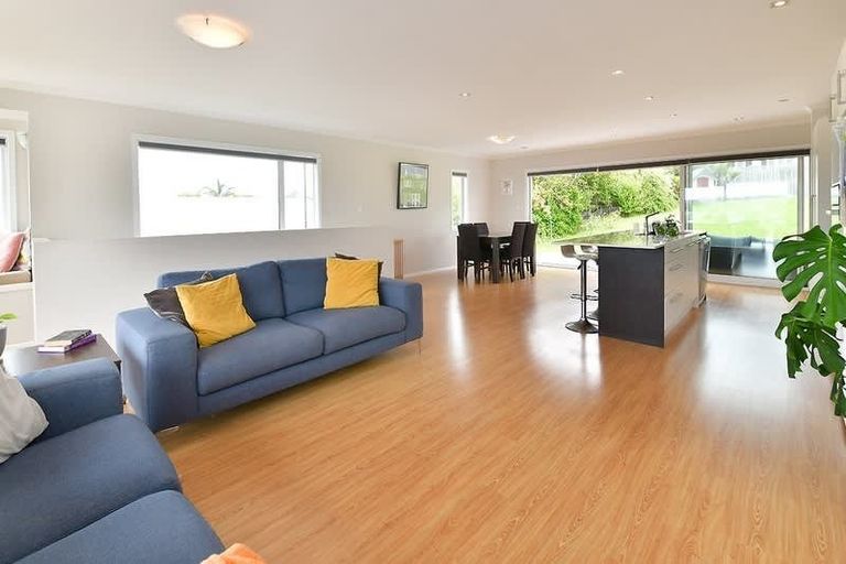 Photo of property in 584 Beach Road, Rothesay Bay, Auckland, 0630