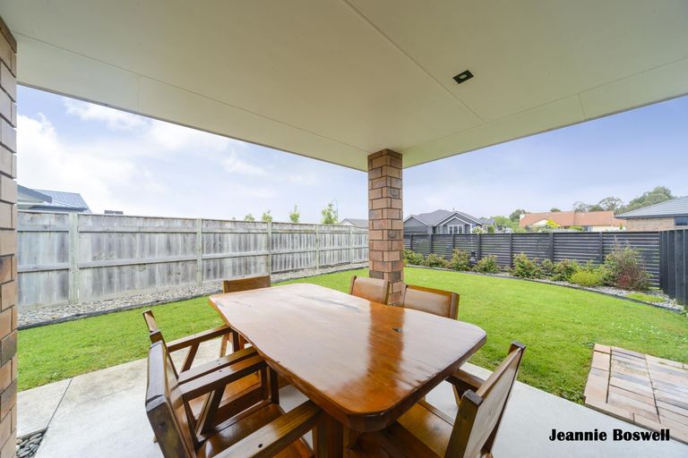 Photo of property in 35 Chestnut Close, Kelvin Grove, Palmerston North, 4414