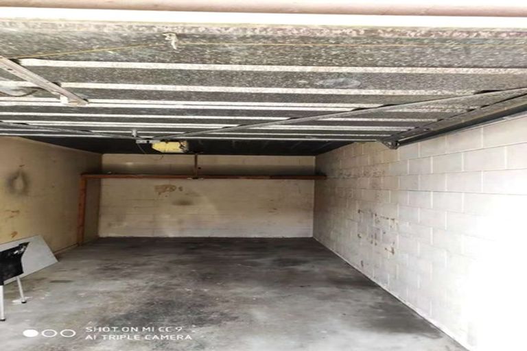 Photo of property in 2/15 Trojan Crescent, New Lynn, Auckland, 0600