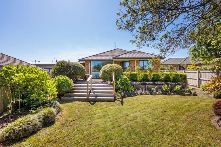 Photo of property in 23 Johnstone Drive, Fitzherbert, Palmerston North, 4410