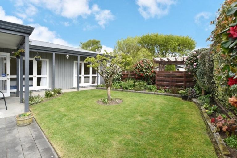 Photo of property in 17 Clivedon Place, Redwood, Christchurch, 8051