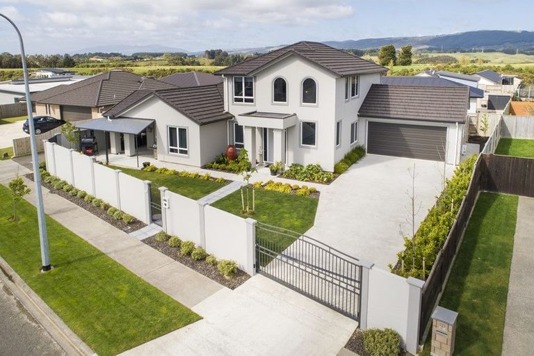 Photo of property in 124 Johnstone Drive, Fitzherbert, Palmerston North, 4410