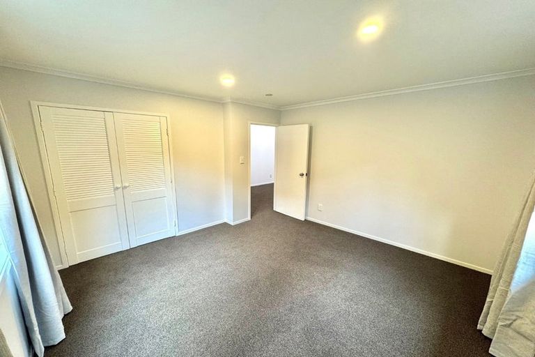 Photo of property in 22 Kingsclere Place, Goodwood Heights, Auckland, 2105