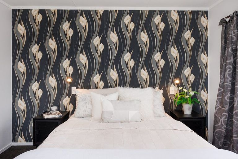 Photo of property in 18 Cumberland Place, Kelvin Grove, Palmerston North, 4414