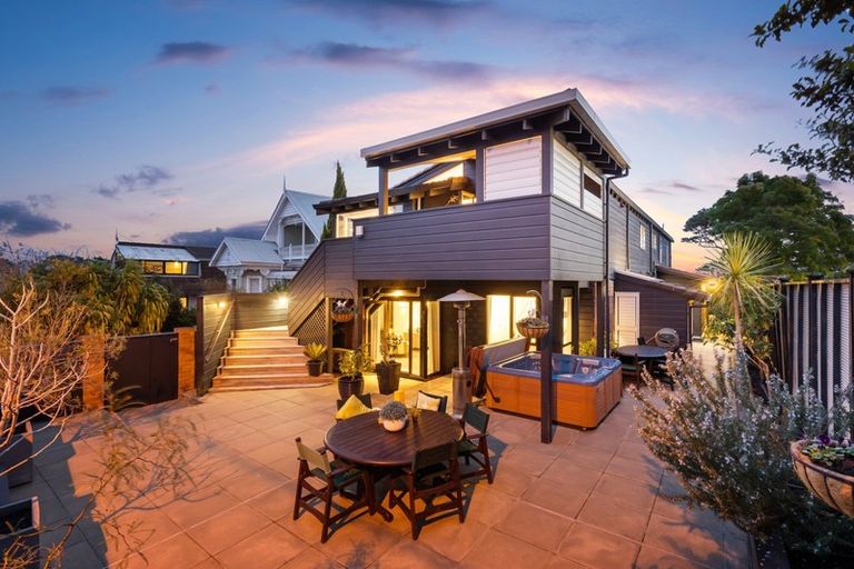 Photo of property in 41 Rawene Road, Birkenhead, Auckland, 0626