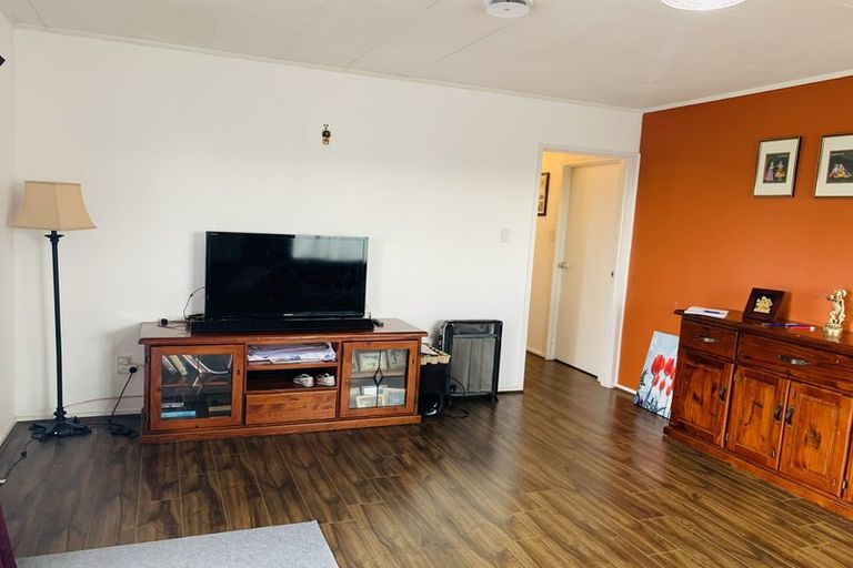 Photo of property in 1/2 Netherlands Avenue, Kelston, Auckland, 0602