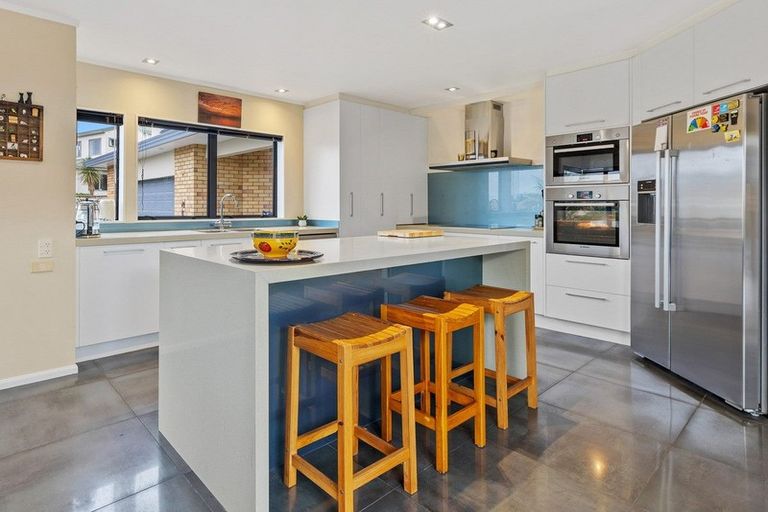 Photo of property in 5 Hanly Close, West Harbour, Auckland, 0618