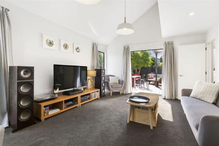 Photo of property in 2/8 Phillip Parade, Forrest Hill, Auckland, 0620