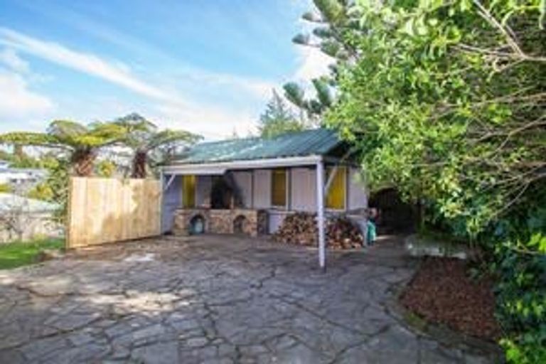 Photo of property in 9 Heather Place, Sunnynook, Auckland, 0620