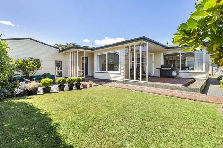 Photo of property in 1 Pinkerton Grove, Newlands, Wellington, 6037