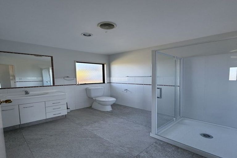 Photo of property in 11 Trotting Terrace, Fairview Heights, Auckland, 0632