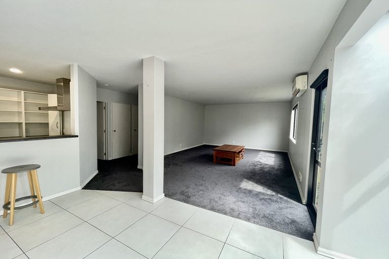 Photo of property in 3/252 East Coast Road, Forrest Hill, Auckland, 0620