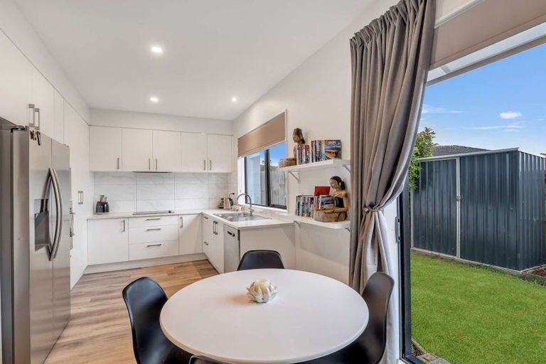 Photo of property in 9/60 Kelman Road, Kelston, Auckland, 0602